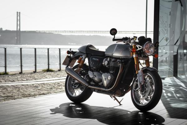 Triumph Thruxton R vs BMW R nineT Racer S review